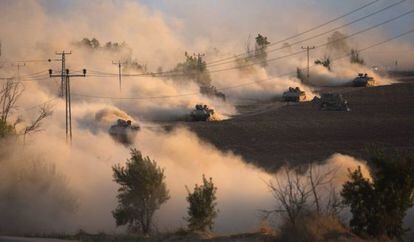 Varios tanques israel&iacute;es maniobran este viernes en las proximidades de la franja de Gaza. 