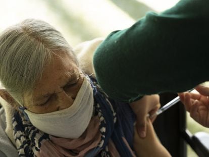 Una persona recibe la vacuna contra la covid-19 en Ciudad de México.