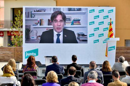 Carles Puigdemont intervé en un acte per videoconferència de JuntsXCat a Cornellà del Terri el passat 1 d'octubre.