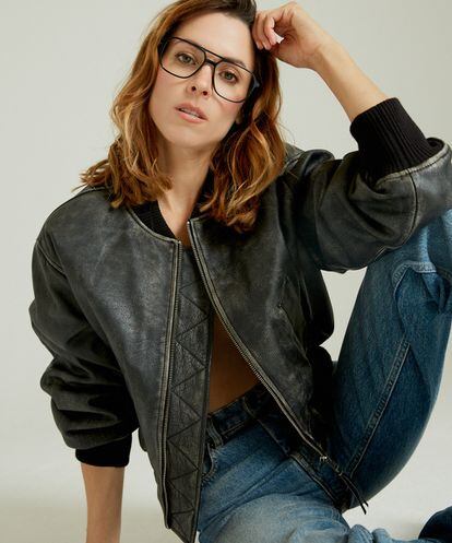 Si hay una gafa capaz de resistir al pasado del tiempo y reinventarse cada temporada, son estas de aviador. Las de Pepe Jeans se llaman Thornylee y tienen ese carácter effortless y fuerte. En este look de altos vuelos, Maggie Civantos lleva bomber de cuero de Mango y jeans de Bimba Y Lola.