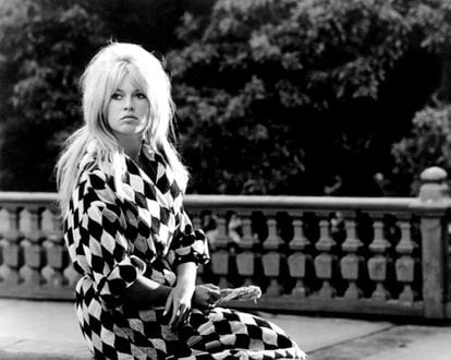 Brigitte Bardot en 'El amor es asunto privado'.

Se necesita una melena larga, un flequillo peinado a modo de cortina, un poco de cardado y mucha actitud. ¿Existe algo más sexy?
