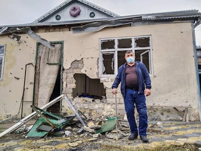 Abdunov, que perdió una pierna en la primera guerra de Nagorno Karabaj, muestra su casa en un pueblo cercano a la localidad de Barda.