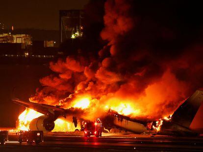 El A350 de Japan Airlines en llamas tras la colisión sufrida este martes en el aeropuerto internacional de Haneda, en Tokio (Japón).