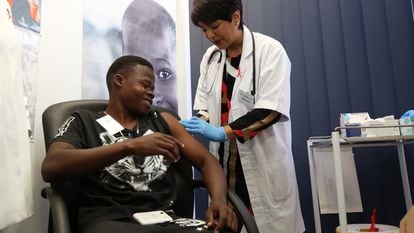 Participante en los ensayos de la 'vacuna' contra el VIH en la clínica en KwaZulu-Natal, Sudáfrica.