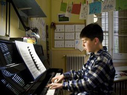 Cristian González, tocando el piano en su escuela de Castellar del Vallès.