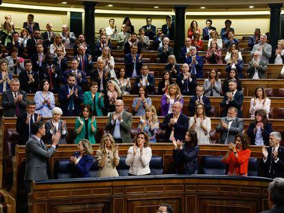 El presidente del Gobierno, Pedro Sánchez, recibe el aplauso de la bancada socialista durante la sesión de control de esta mañana en el Congreso.