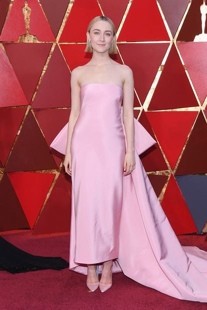 Calvin Klein by Appointment está detrás del espectacular diseño rosa que Saoirse Ronan lució en 2018. Una sencilla creación palabra de honor sellada con una gran lazada en la espalda.