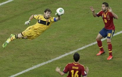 Casillas despeja ante Uruguay