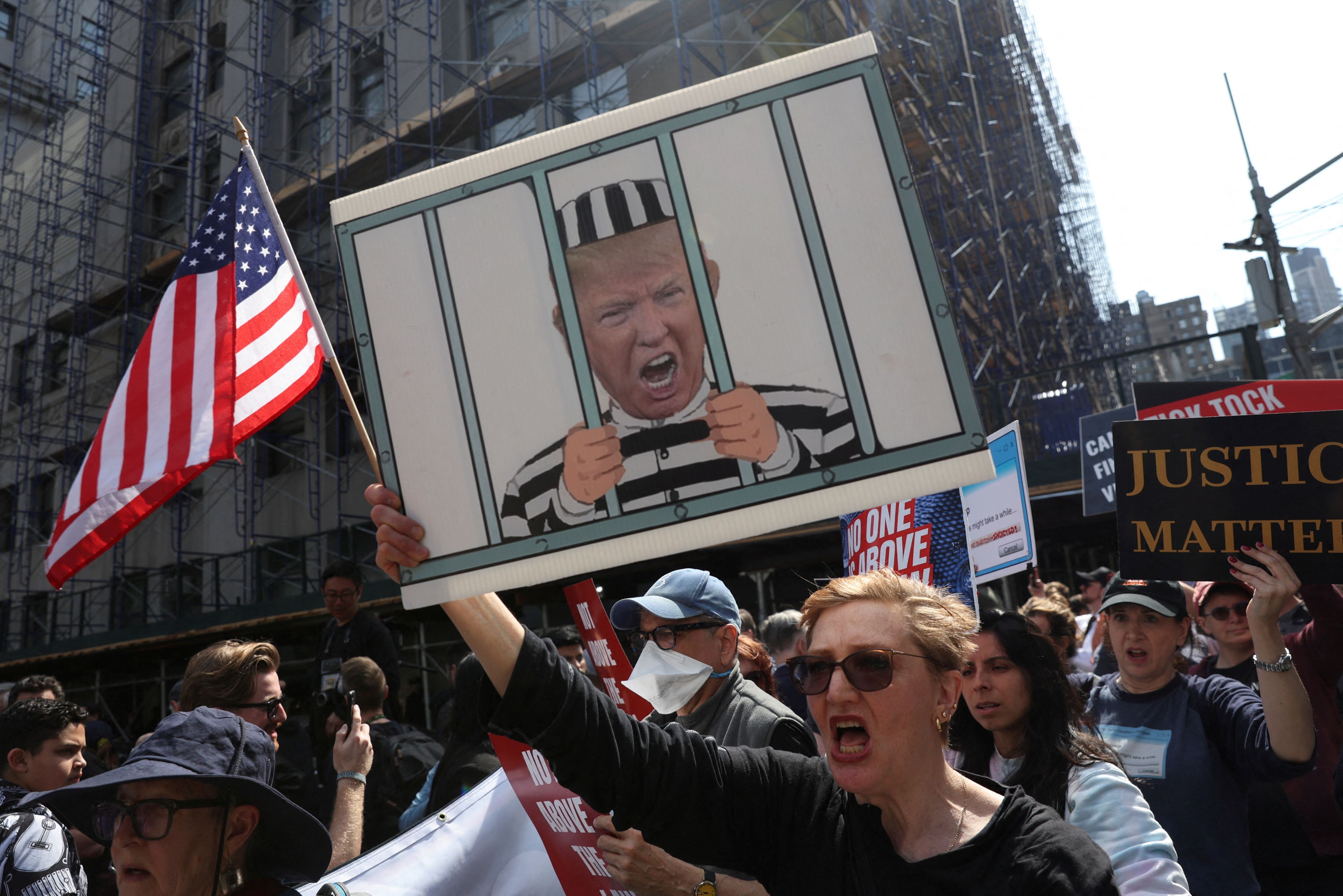 Manifestación frente al tribunal de Manhattan, este martes. A las puertas de la corte penal se han congregado partidarios y detractores de Trump. 
