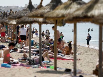 Turistas en la playa del Arenal en Mallorca