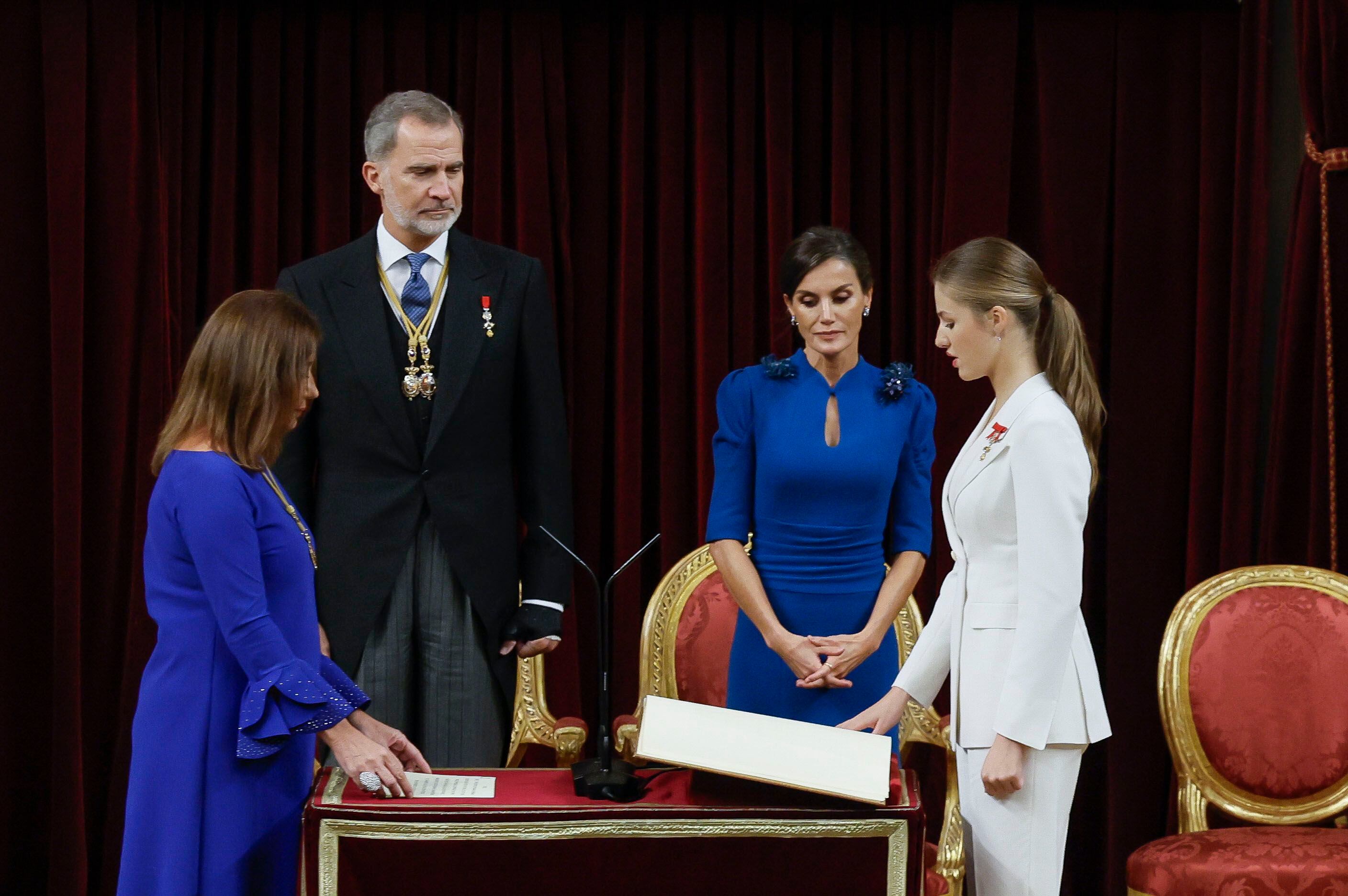 La princesa Leonor jura la Constitución ante la presidenta del Congreso, Francina Armengol, y los reyes de España, Felipe VI y Letizia. 