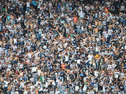 Afici&oacute;n de los Rayados de Monterrey durante un partido contra el Am&eacute;rica en el estadio Azteca hace unos meses. 