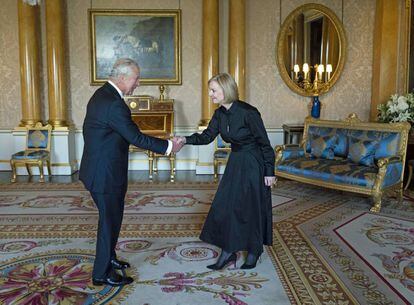 El rey Carlos III recibe a la primera ministra, Liz Truss, en el Palacio de Buckingham, en Londres, el 18 de septiembre pasado.