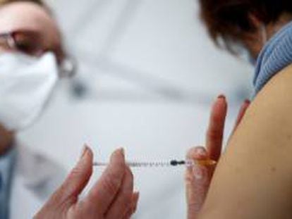 Una enfermera administra la vacuna contra el Covid- 19 de Oxford-AstraZeneca.