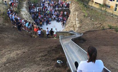 Una de las vecinas de Estepona, este jueves en el tobogán.