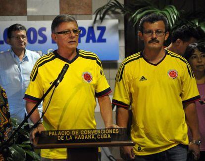 <b><a href="http://elpais.com/deportes/2013/10/12/actualidad/1381536458_191323.html" target=blank</b>LAS FARC FELICITAN A LA SELECCIÓN DE COLOMBIA</b></a>. Durante la rueda de prensa de este sábado, Ricardo Téllez (al centro) felicitó al equipo colombiano por su pase al Mundial de 2014.