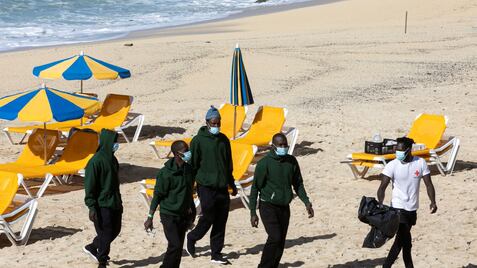 Una patera con 15 personas ha arribado este viernes por sus propios medios a la playa de Amadores, en el municipio turístico de Mogán (Gran Canaria).