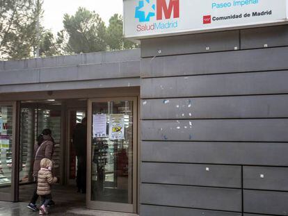 Una madre con su hija antes de entrar a consulta de Pediatría en un centro de salud de la Comunidad de Madrid.