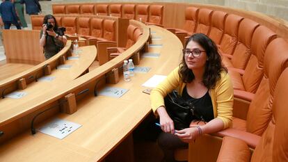 La diputada y consejera de Igualdad de La Rioja, Raquel Romero, en su escaño del Parlamento regional.