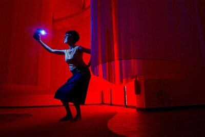 La artista jugando con el <i>flash</i> del fotógrafo en una estancia de su exposición de la Fundación Miró de Barcelona.