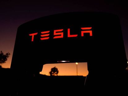 Supercargador de coches eléctricos de la compañía Tesla en una estación de servicio en Santa Clarita, California.