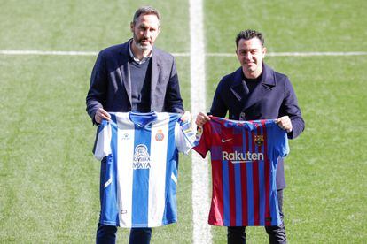 Vicente Moreno y Xavi Hernández, en la previa del derbi catalán este viernes en el RCDE Stadium.