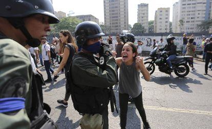 Una mujer da ánimos a un soldado fiel a Guaidó durante las movilizaciones.