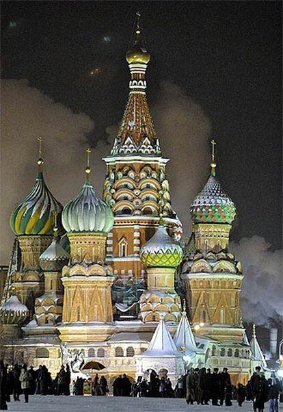La Plaza Roja mide 400 metros y alberga la catedral de San Basilio, del siglo XVI, y el Kremlin. Durante el régimen soviético, se usó como lugar de celebración de la fiesta militar del 1 de mayo y como mausoleo de Lenin. La catedral, uno de los edificios más simbólicos de la arquitectura ortodoxa rusa, tiene ocho cúpulas coloristas y desiguales. (AP)