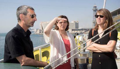 La alcaldesa de Barcelona, Ada Colau, visita el barco Rainbow Warrior de Greenpeace.