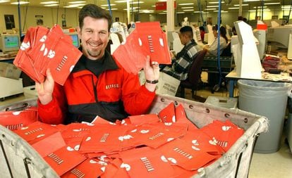 Reed Hastings, en 2002, dentro de un carrito lleno de DVDs de Netflix preparados para ser envíados a sus clientes.