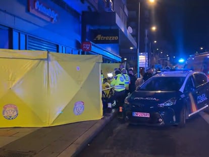 La escena del crimen, en la calle Bravo Murillo de Madrid, después de la llegada del Samur y la Policía.