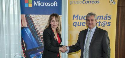 La presidenta de Microsoft Ibérica, María Garaña, ayer junto al presidente de Correos, Javier Cuesta.