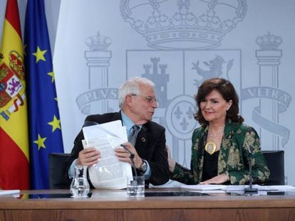Carmen Calvo y Josep Borrell en el consejo de ministros. 