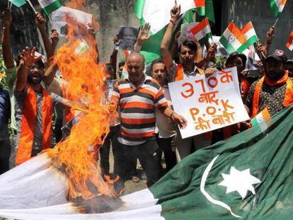 Manifestantes queman este jueves una bandera de Pakistán en Jammu. 
