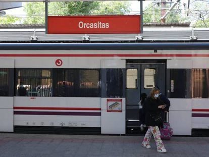 Un tren de Cercanías en la estación madrileña de Orcasitas.