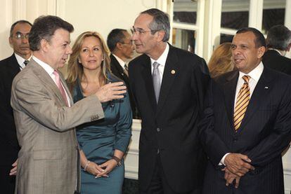 De izquierda a derecha, Juan Manuel Santos, Trinidad Jiménez, Álvaro Colom y Porfirio Lobo, presidente de Honduras, durante la inauguración de la conferencia en Guatemala.