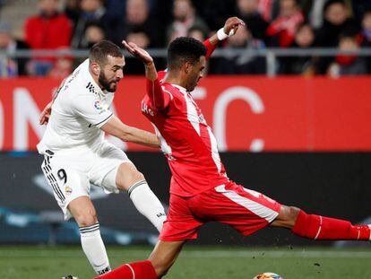 Benzema dispara, obstaculizado por un defensa del Girona. En vídeo, declaraciones del técnico del Real Madrid Santiago Solari, después de la eliminatoria contra el Girona.