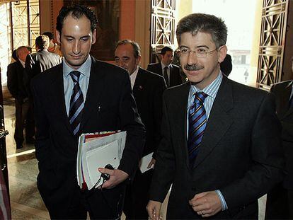 Los diputados forales de Agricultura, Eloy López de Foronda (izquierda), y de Asuntos Sociales, Enrique Aguirrezabal, ayer en el pleno de Juntas.