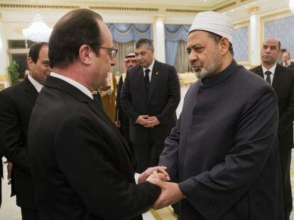 El gran imam Ahmed al-Tayeb saluda a Fran&ccedil;ois Hollande, en un acto protocolario en Riad, el pasado 24 de enero.