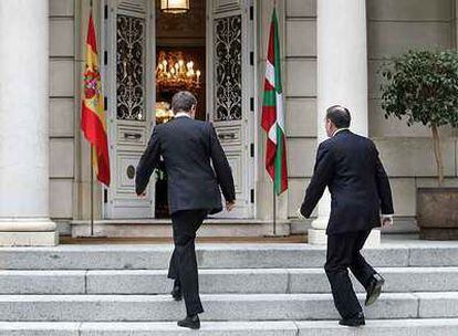Zapatero e Ibarretxe, el pasado martes, a la entrada del palacio de la Moncloa.