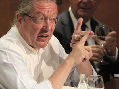 El director del Real, Gerard Mortier (al fondo), acompa&ntilde;a al director musical Sylvain Cambreling (en primer plano) en la presentaci&oacute;n de la nueva temporada del Coliseo madrile&ntilde;o. 