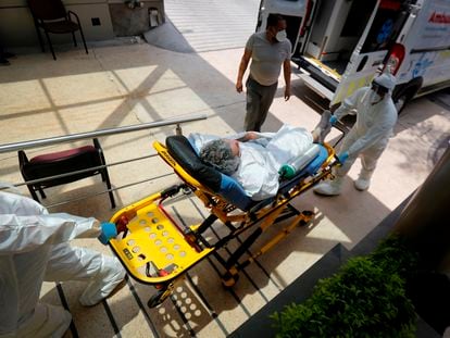 Paramédicos ingresan este viernes a un paciente de covid-19 en un hospital de Guadalajara, en el Estado de Jalisco. Francisco Guasco/EFE