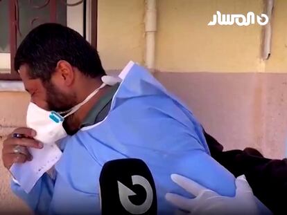Un sanitario en libia llora por las muertes del ciclón Daniel