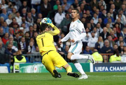 El portero del Tottenham Hugo Lloris para la jugada de Cristiano Ronaldo.