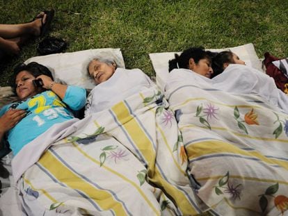 Una familia duerme en un parque en Guayaquil.