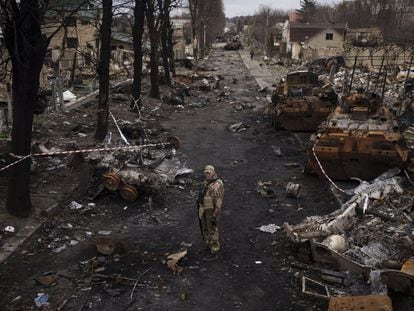 Un militar ucranio entre tanques rusos destruidos en Bucha, cerca de Kiev, el miércoles.