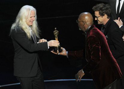 Los actores Robert Downey Jr. y Samuel L. Jackson entregan el Oscar a la mejor fotografía a Claudio Miranda por 'La vida de Pi'.