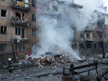 Bomberos ucranios intentaban apagar este miércoles un incendio en un edificio de Vishgorod, a las afueras de Kiev, provocado por un ataque ruso.