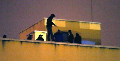 Inmigrantes atrincherados en la azotea del CIE de Aluche.