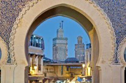 Una de las coloridas puertas que dan paso a la medina de Fez.